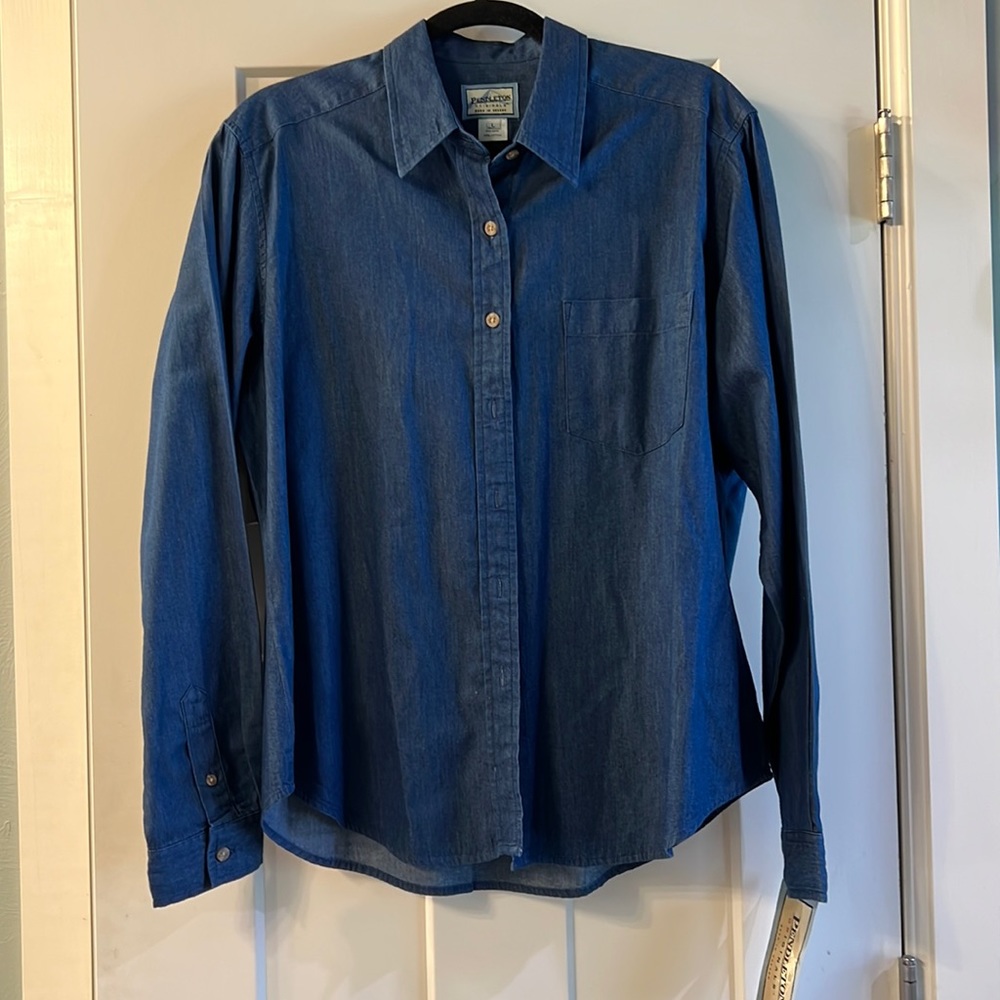 Brand new size large. WOMEN'S CHAMBRAY SHIRT